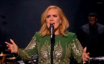 Adele insulta i terroristi in concerto a Londra